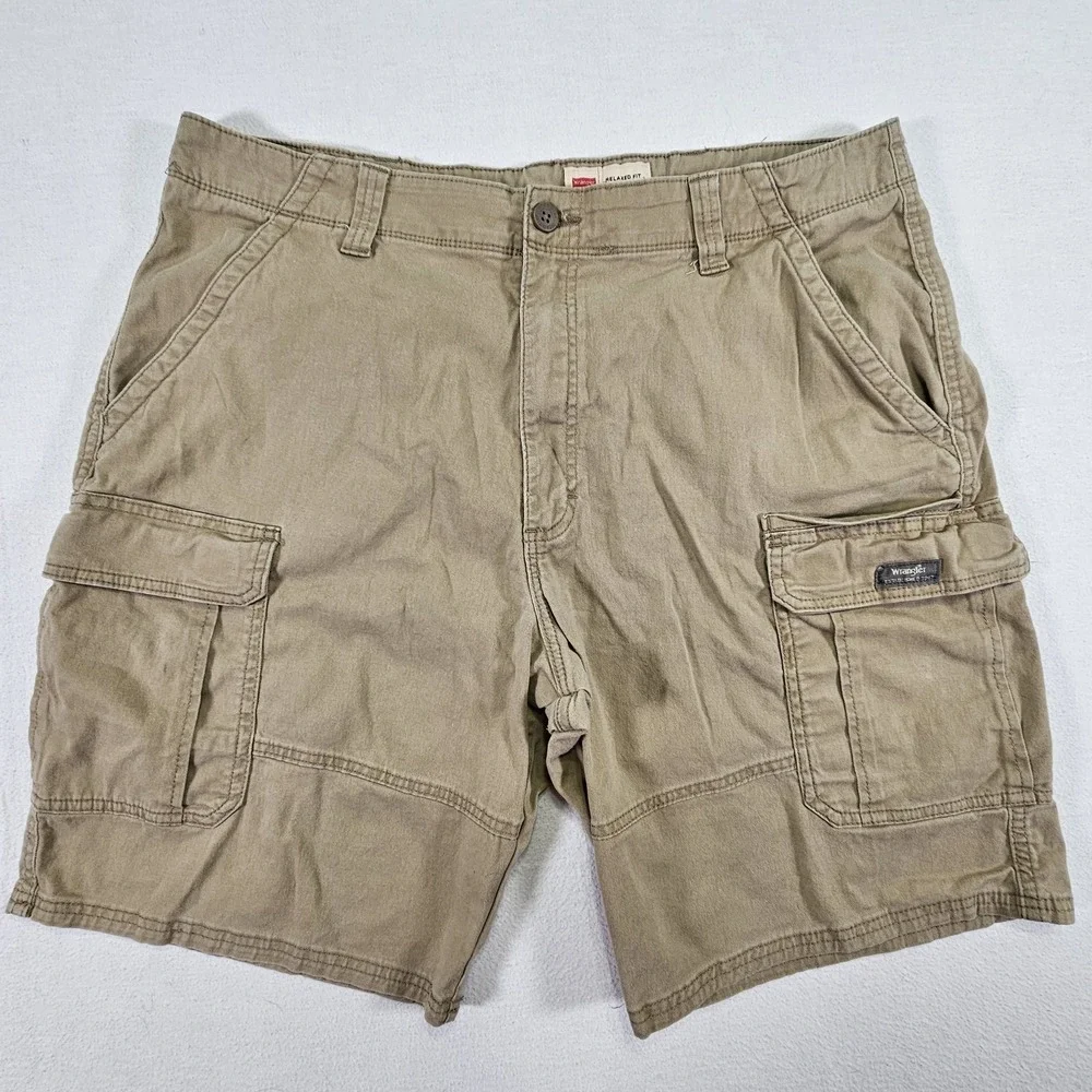Wrangler Men's Relaxed Fit Cargo Shorts Size 38 x 9 Khaki Pockets Classic Casual